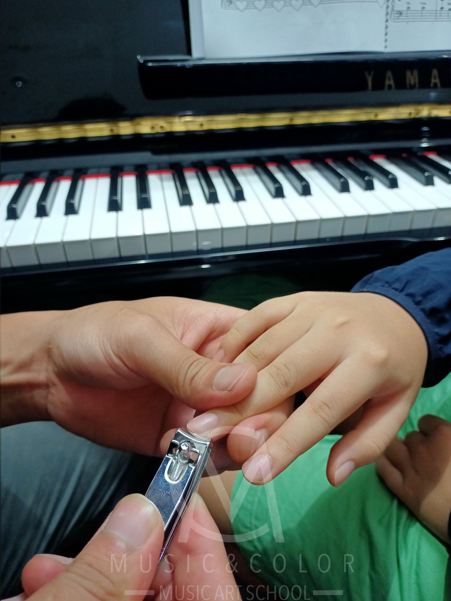 Học viên nên vệ sinh móng tay sạch sẽ trước khi học piano