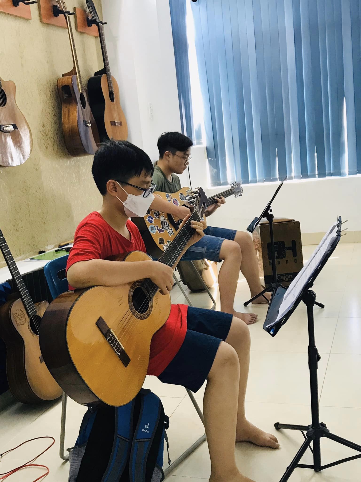 Học viên lớp Guitar của trung tâm Music & Color