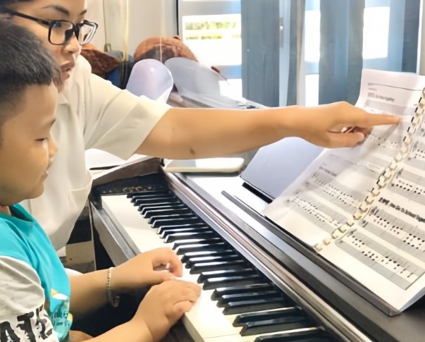 Giáo viên Organ của Music & Color hướng dãn học viên cách đọc bản nhạC