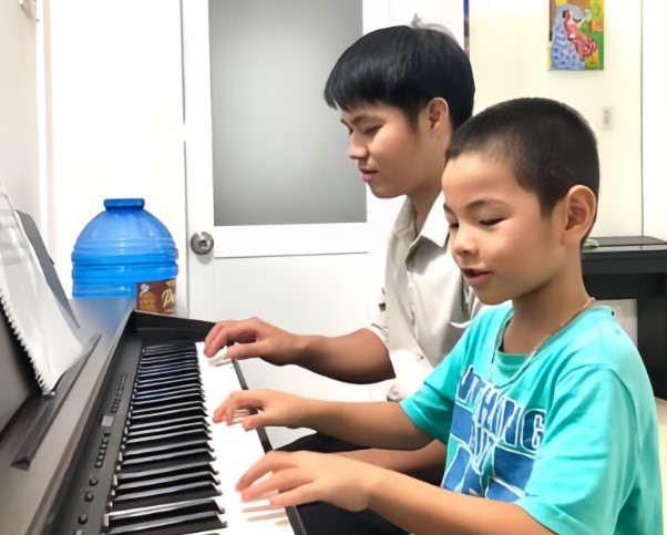 Giáo viên và học viên Music & Color phối hợp cùng đánh đàn