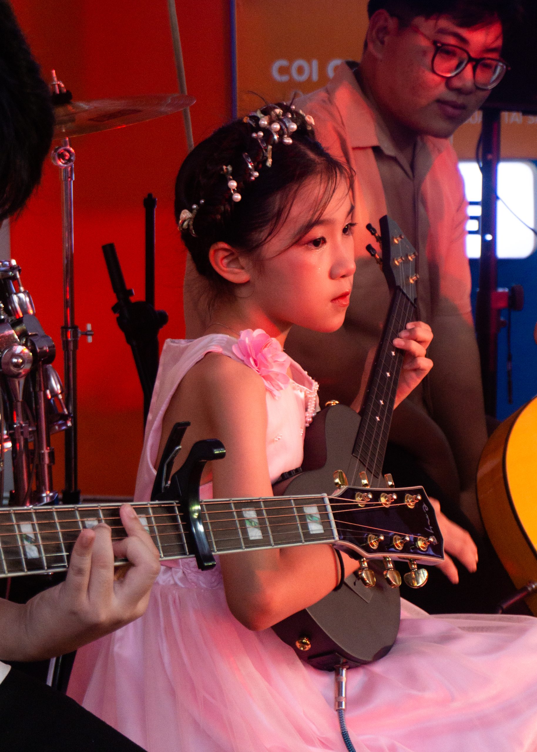 Học viên biểu diễn Ukulele tại Music & Color Vũng Tàu.