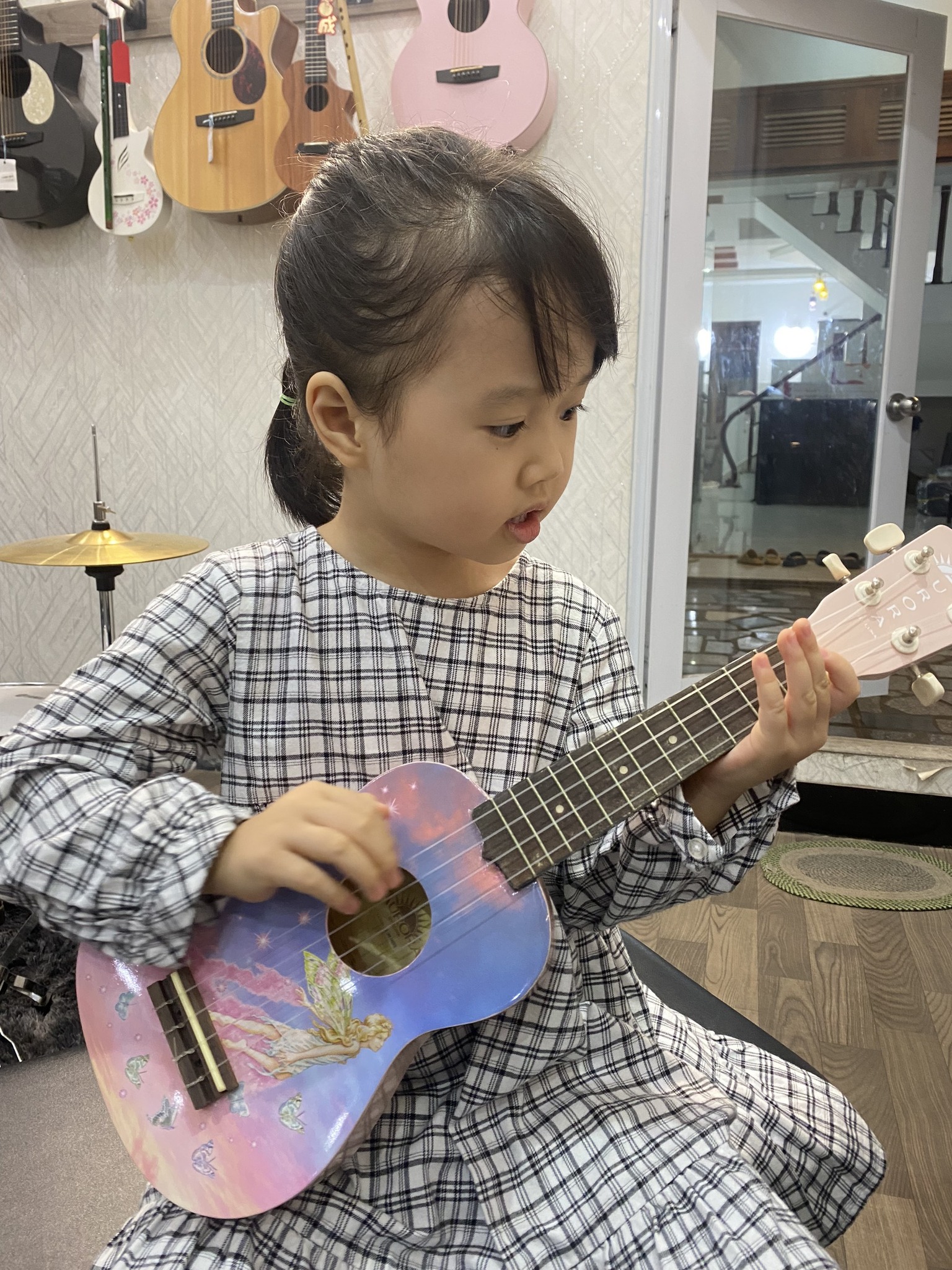 Bé Học Đàn Ukulele Tại Music & Color Vũng Tàu.