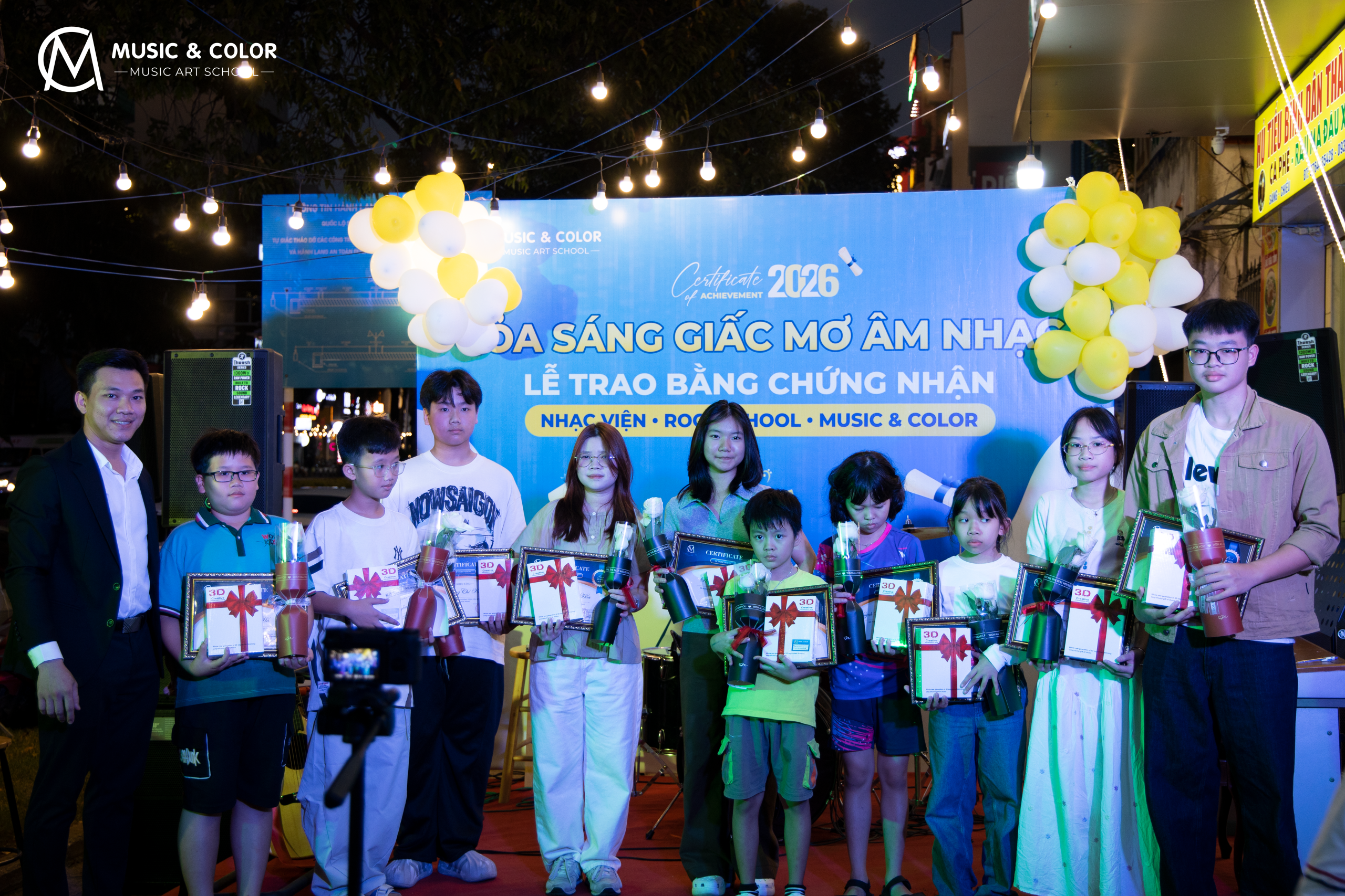 Các học viên Music & Color nhận chứng chỉ tại trung tâm.